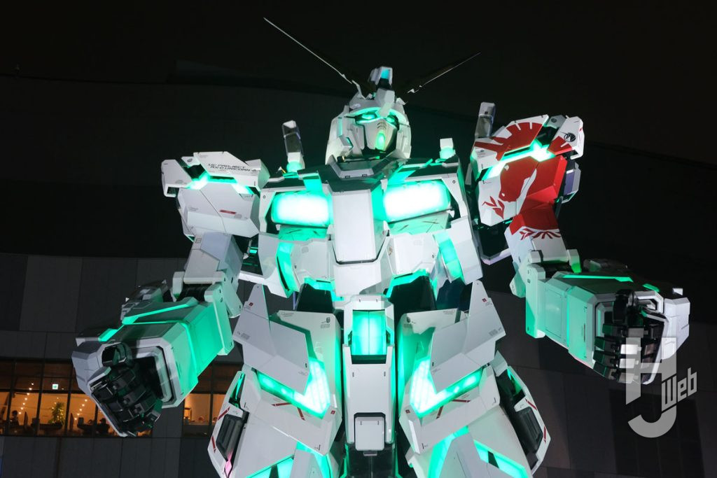 左肩、両脚にカトキハジメ氏による特別装飾が施された「RX-0 ユニコーンガンダム Ver.TWC FINAL」