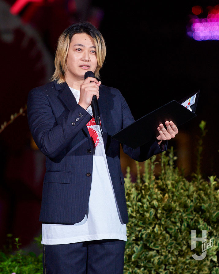 セレモニーのMCを務めた声優の大河元気さん。会場に集まったファンや配信を視聴しているファンに向けて、これまでの実物大ガンダム立像の振り返りや関連商品の紹介などを行った