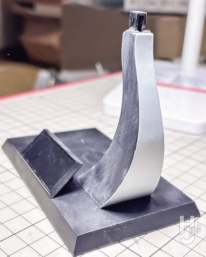 ヒューベリオンのプラモデルのスタンドの画像