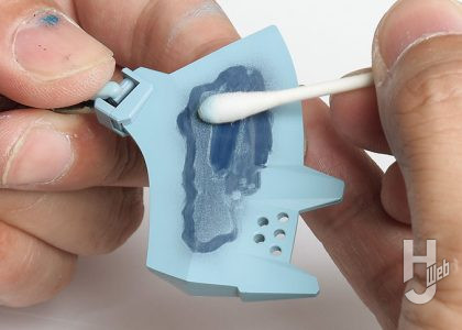 薄め液を含ませた綿棒で縁取りした内側の塗料を拭き取る