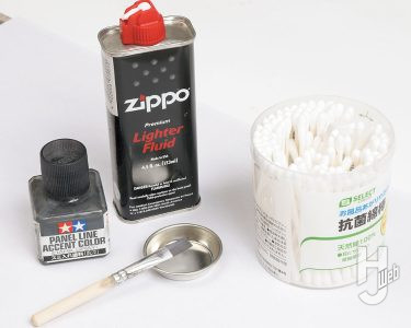 使用するのは「タミヤ スミ入れ塗料（ダークグレイ）」。エナメル系塗料の拭き取りにはライター用オイルを使い、広い面はキムワイプやティッシュ、細部は綿棒で調整する