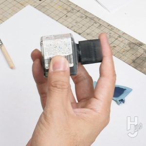 スミ入れ塗料を蓋をしっかり閉めて振っている画像