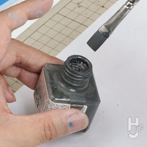 瓶へ思い切って筆を突っ込み、筆に塗料を多めに含ませる