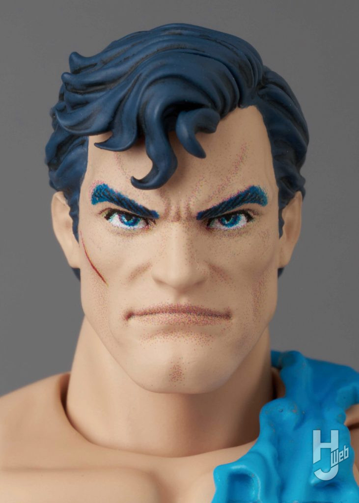 スーパーマンの可動フィギュアのアップ画像その1