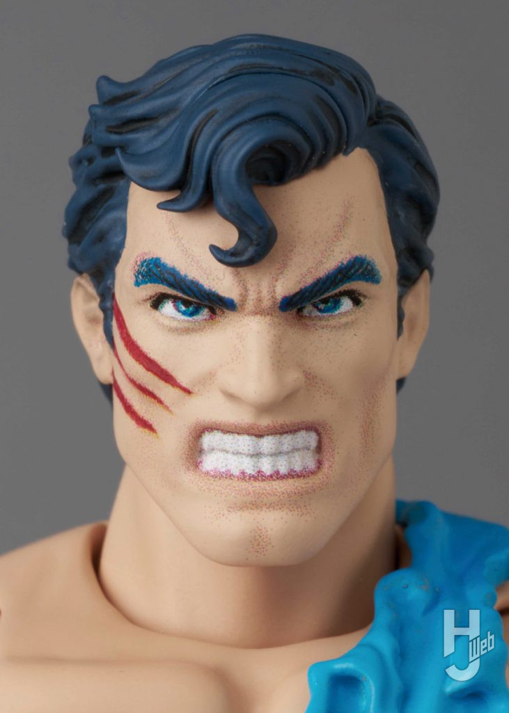 スーパーマンの可動フィギュアのアップ画像その2