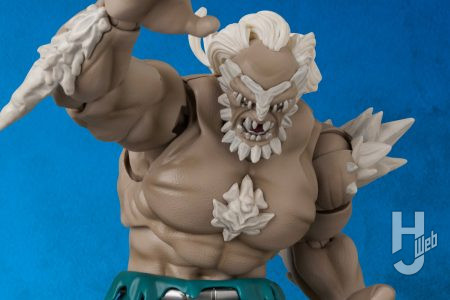 スーパーマンの強敵「ドゥームズデイ」のマッシブな体型を忠実に再現し立体化！劇中での死闘が再現できるスーパーマンの破れたマントも付属