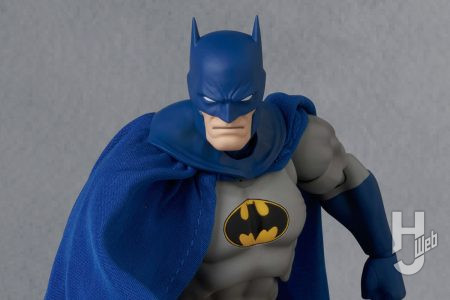 ブルース・ウェインの回想に登場したかつての「バットマン」をMAFEX化！旧コスチュームを彷彿とさせる特徴的なカラーリングやパーツ交換でダメージ状態も再現可能【バットマン：ハッシュ】