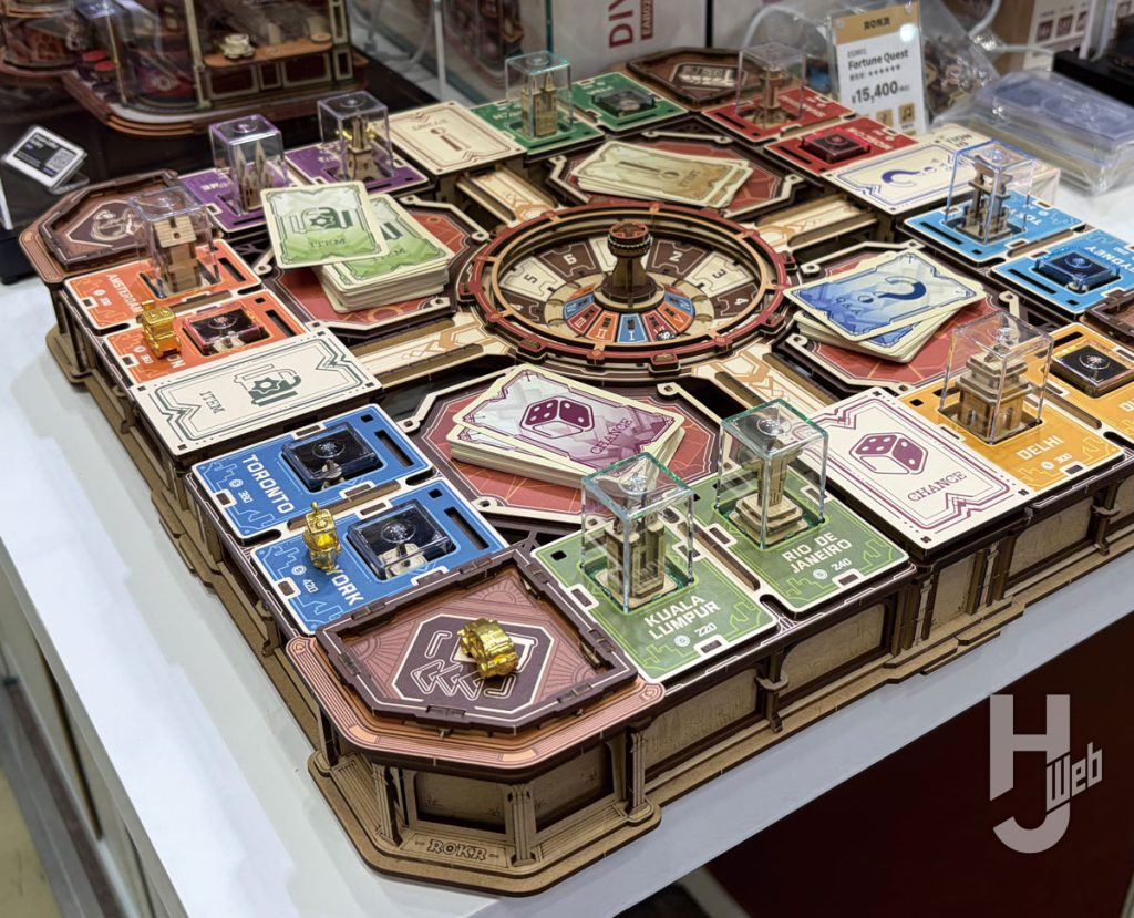 ウッドパズルではモノポリー的なゲームを展示。ビルを建てるとマスの中からビルが出現するギミックが秀逸