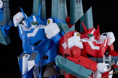 TVアニメ『超時空要塞マクロス』より、「マクシミリアン・ジーナス」と「ミリア・ファリーナ・ジーナス」モデルのスーパーバトロイドが同時案内！