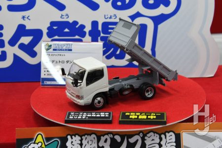 「楽プラ」新発表続々！「ランボルギーニ ミウラSVR」「三菱ふそう キャンター 積載車」「GC8 インプレッサWRX STi VersionⅥ 1999」など、カーモデル新作まとめ！【青島文化教材社／第64回全日本模型ホビーショー】